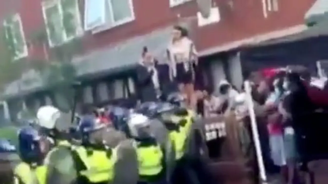 Rohamrendőrök százai lepték el az utcát, pajzsokkal oszlatták a bulizókat