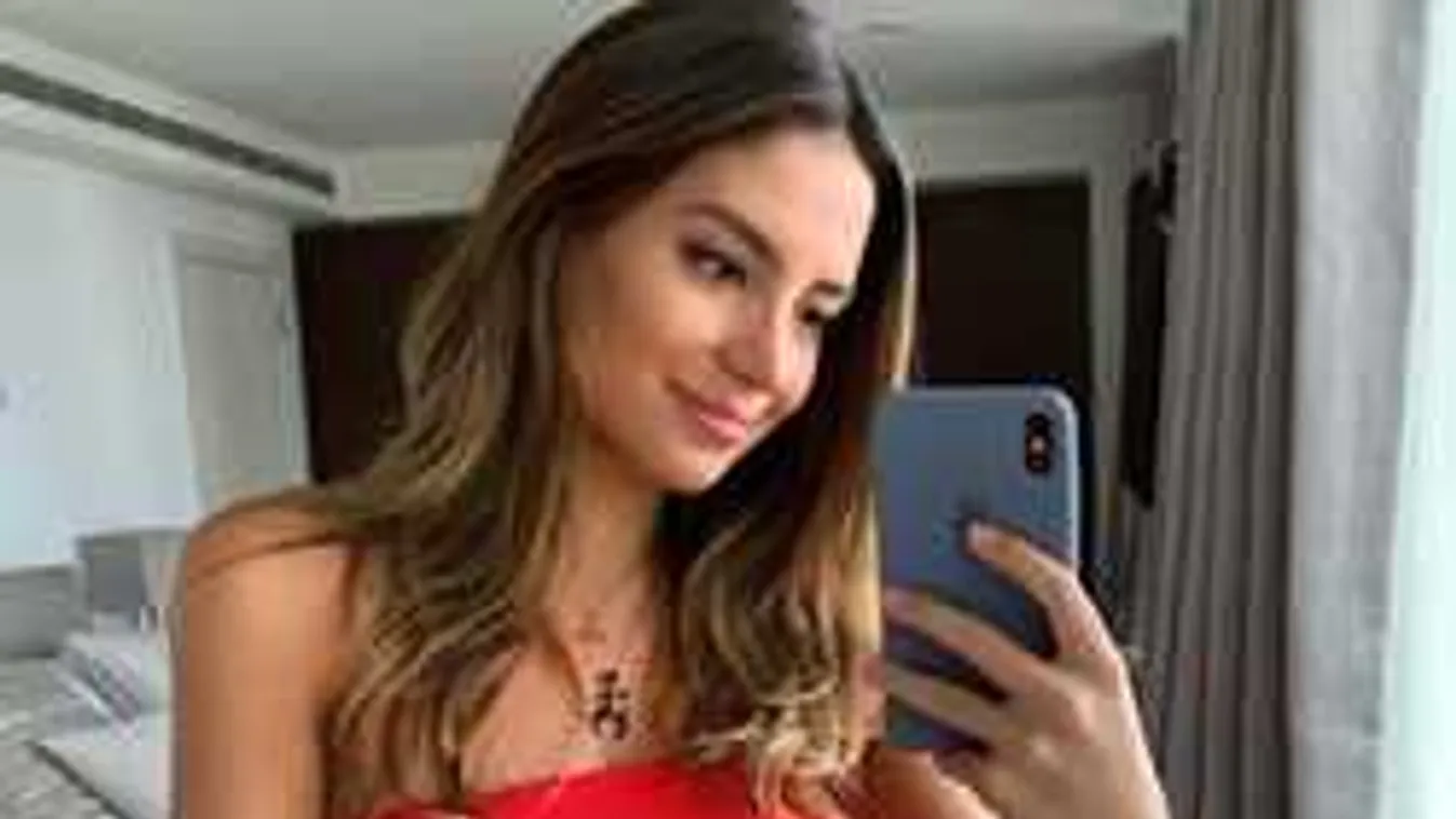 Bevállalós, terhesen vetkőzött meztelenre a futballsztár szerelme