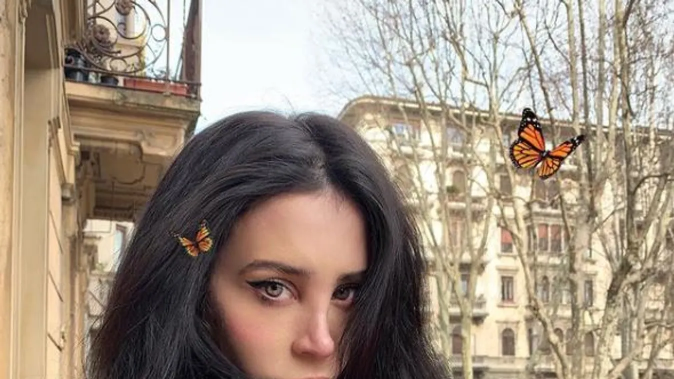 Pucéran állt ki az erkélyre a csaj, az egész szomszédság megleshette bájait +18-as fotó