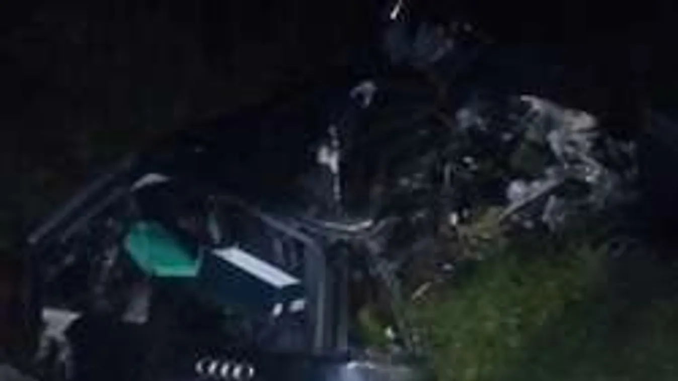 Azonnal szörnyethalt Győrnél a luxusautó sofőrje, beleszállt a buszba - Brutális képek!