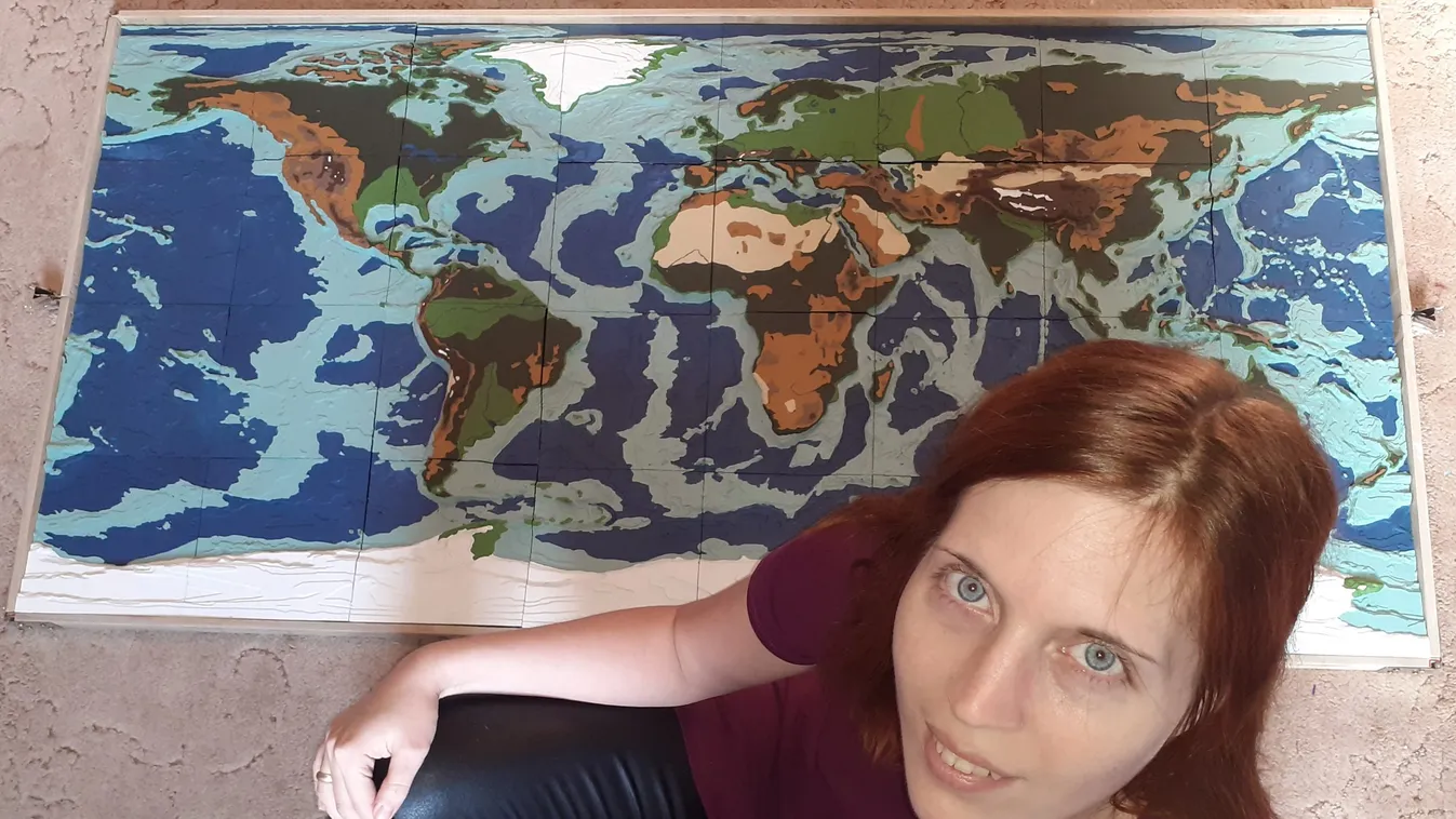 Ivanics-Rieger Klaudia gyönyörű égitesteket festett