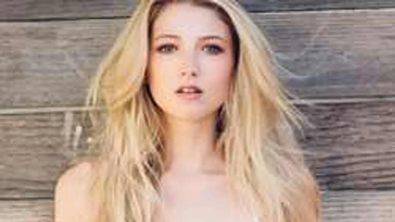 Pucéran italozott a szőke bombázó a szabadban!