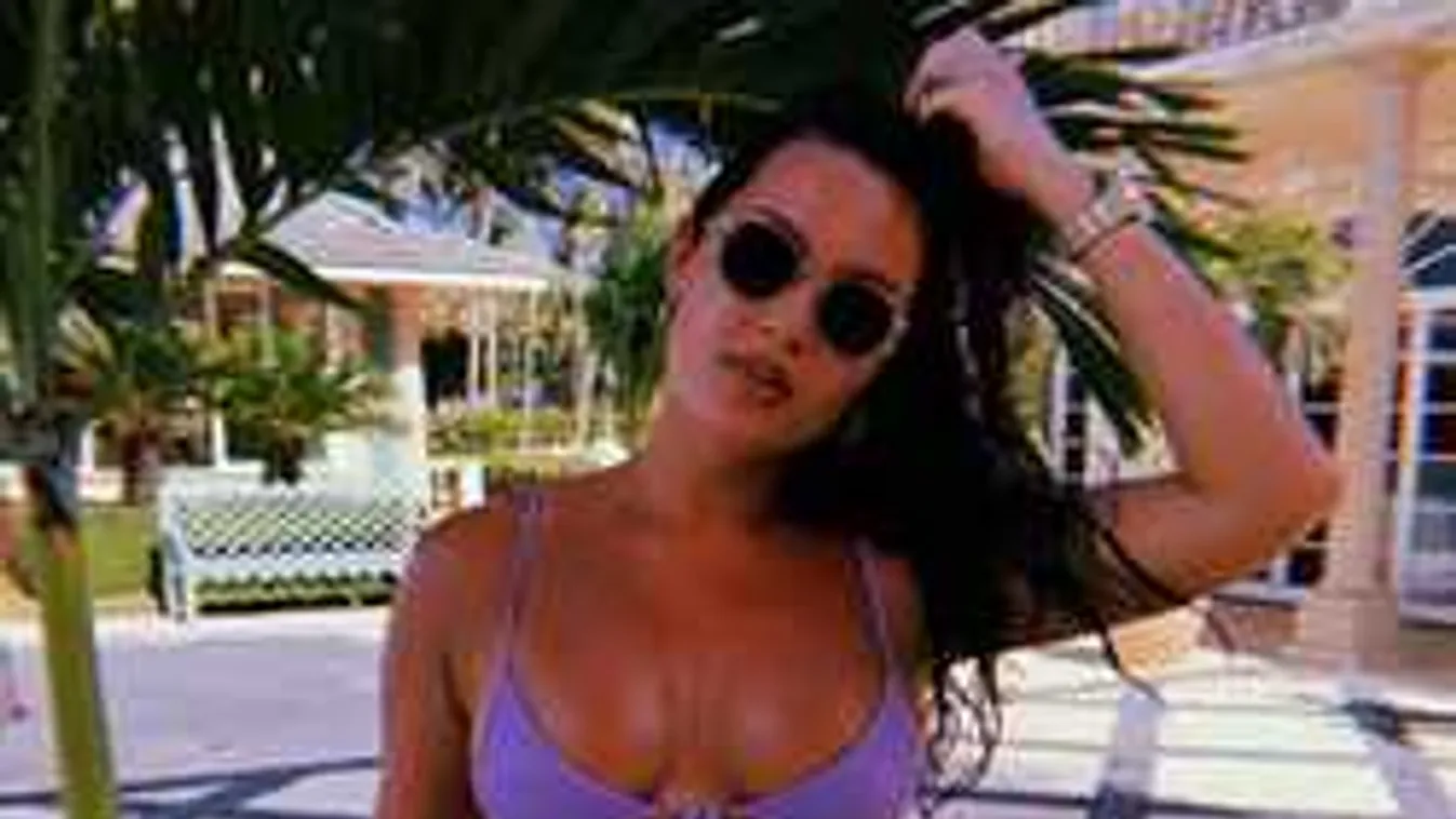 Félmeztelen fotó, a zuhanyzóban pózol a dús keblű sportolónő