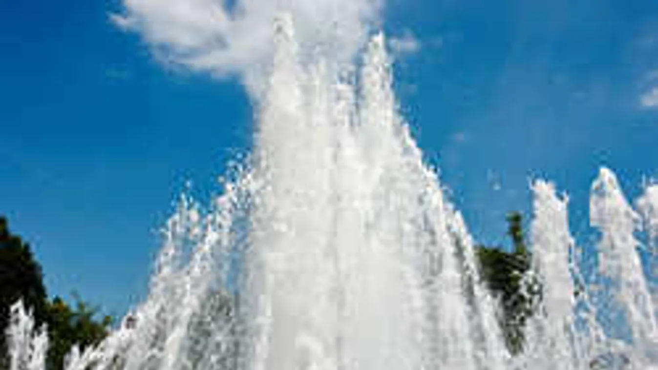 Tényleg tavasz van: Meztelenül élvezkedett a belvárosi szökőkútban egy nő!