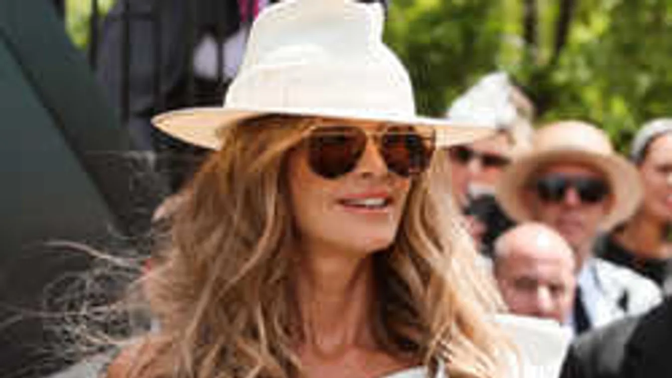 Szörnyen kínos, nagyot esett a kamerák előtt a szupermodell