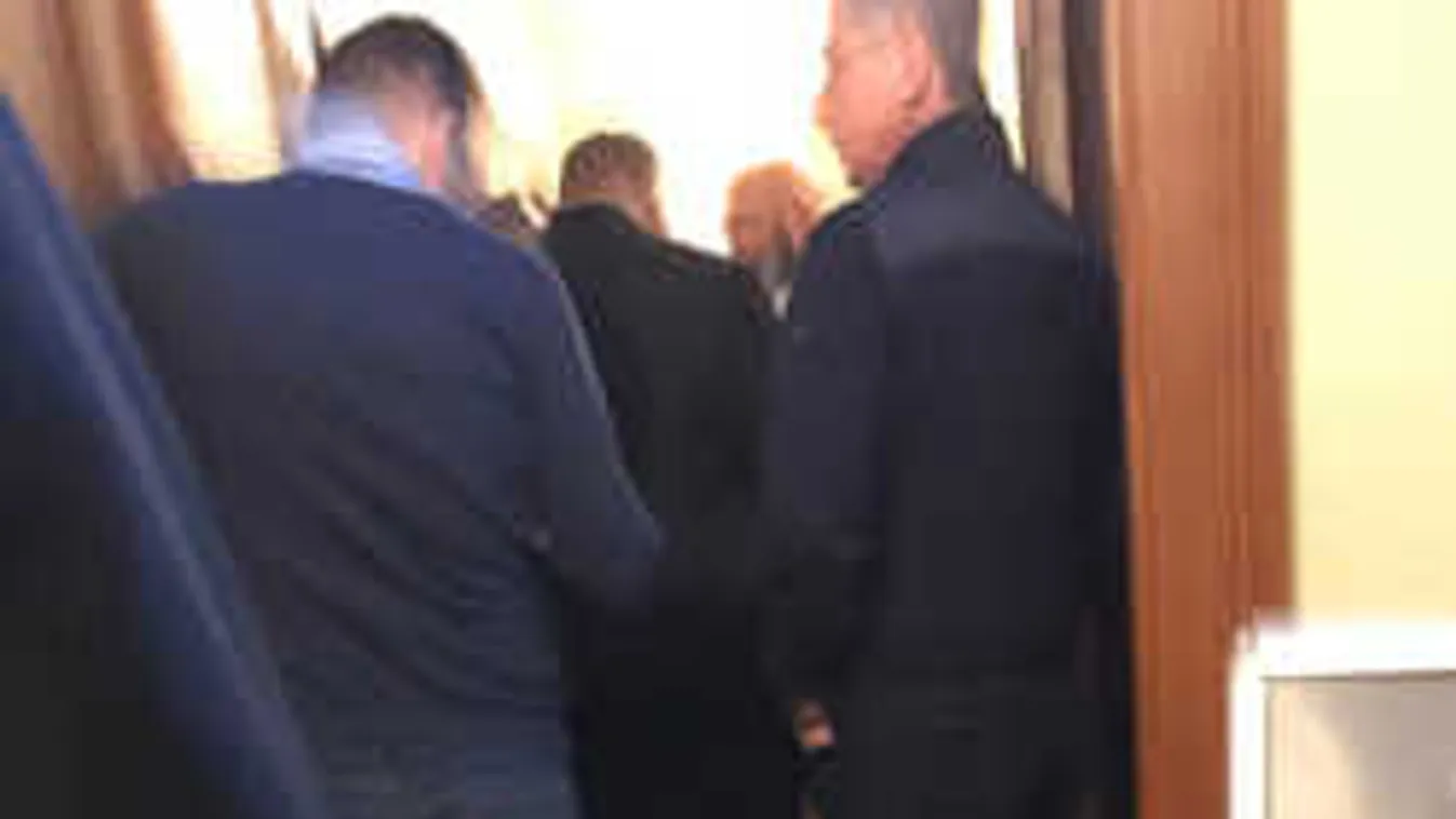 Gyurcsány sorban áll a 780-as menüért a parlamenti menzán - Fotó