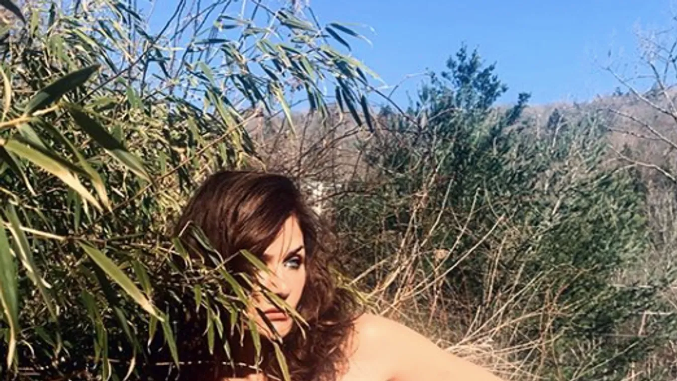 Villantós képekkel jótékonykodik az 51 éves bombázó