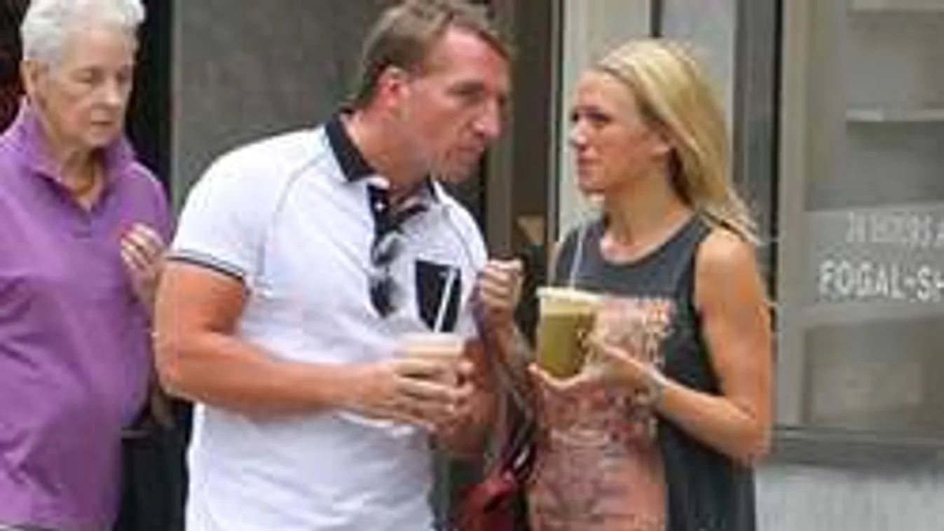 Lánykérés az utcán, lebukott a sztáredző