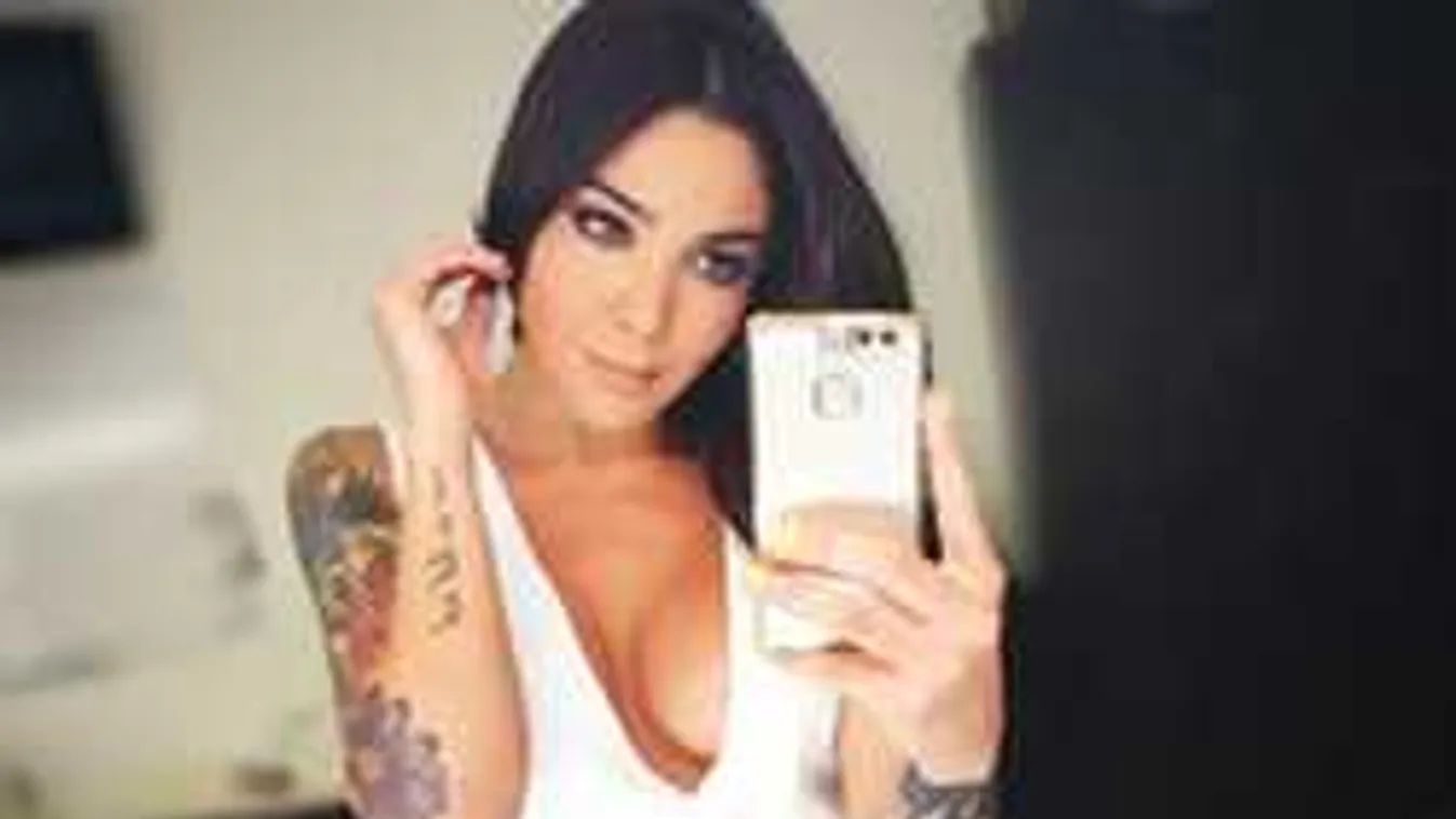 Bugyi nélkül mutatja magát a nagy mellű műsorvezető