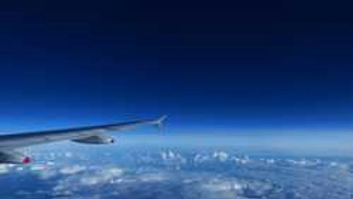 Rémisztő helyzet a repülőn, nagyon rossz helyre nyitott be az utas