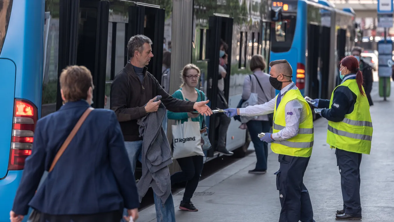 Hétfőtől csak eltakart arccal szabad használni a fővárosi tömegközlekedést