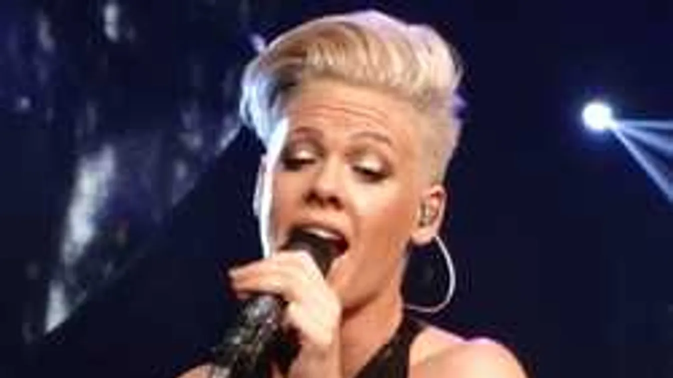 Szörnyű baleset történt, a sürgősségire rohantak az énekesnő kislányával