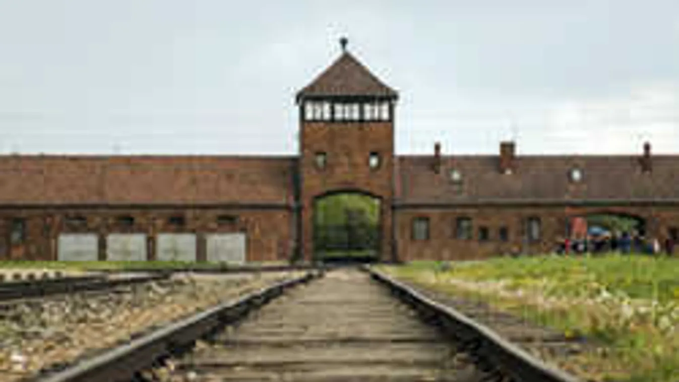 Vérlázító dolgot művelt 3 tinilány az auschwitzi haláltábor kapujában
