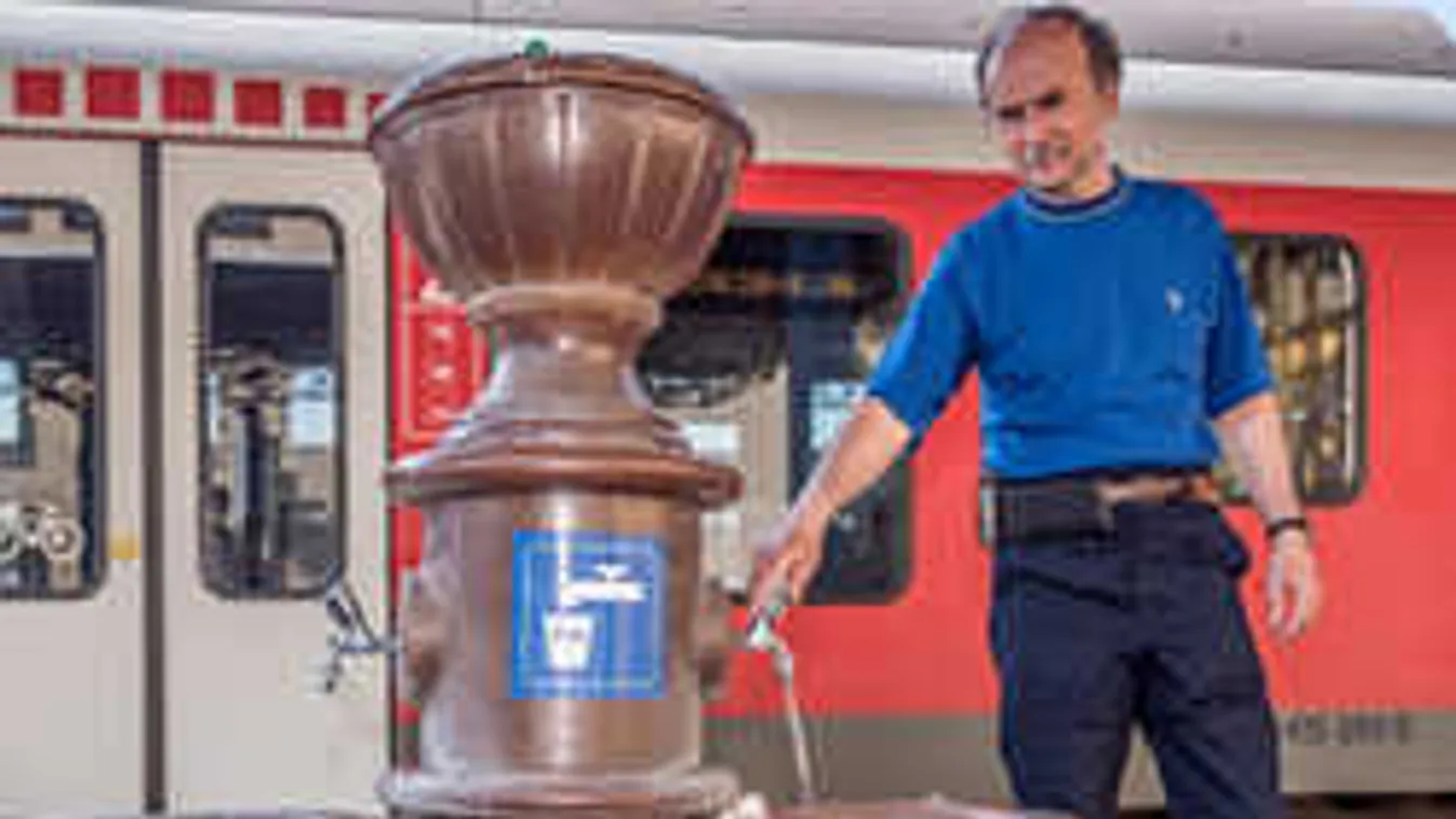 Bemutatjuk, ő itt Béla, a Keleti pályaudvar ezermestere