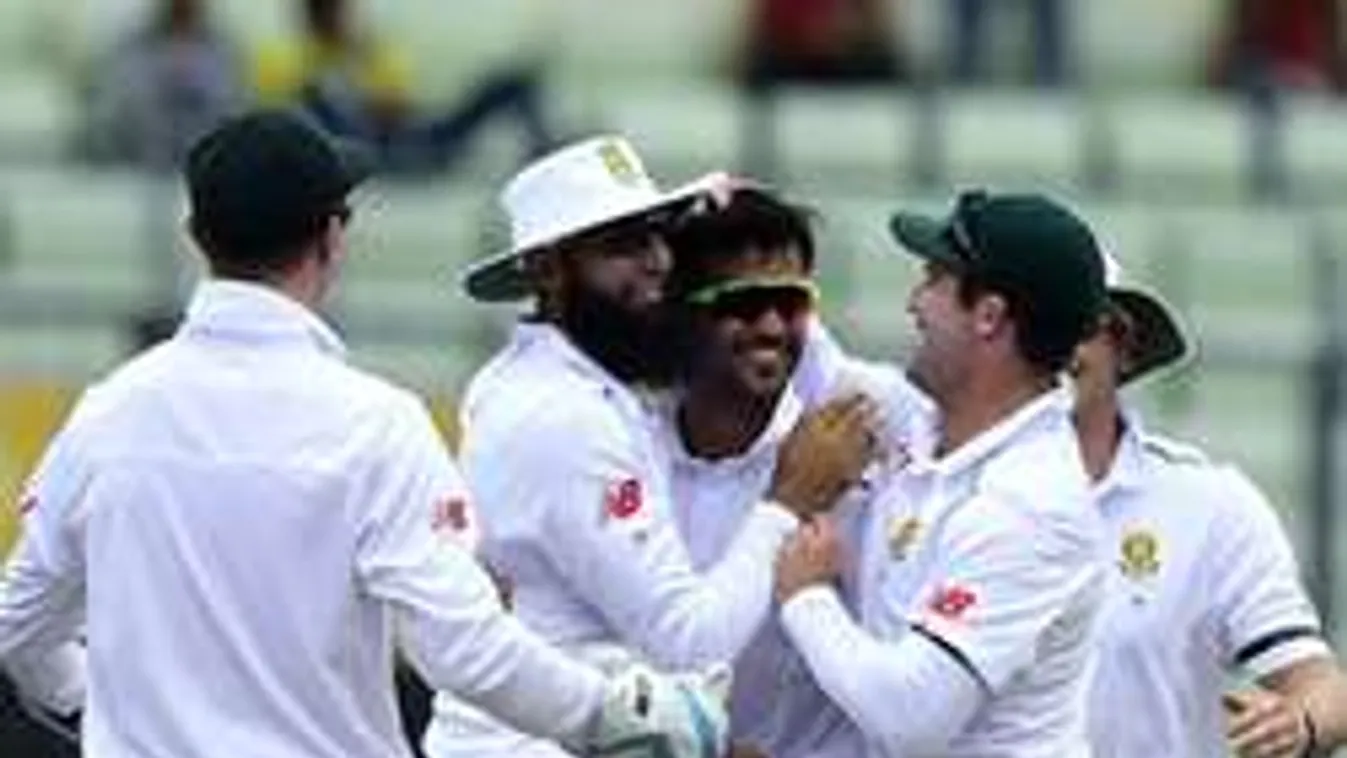 Zűr a pályán, lehúzták a nadrágját - videó