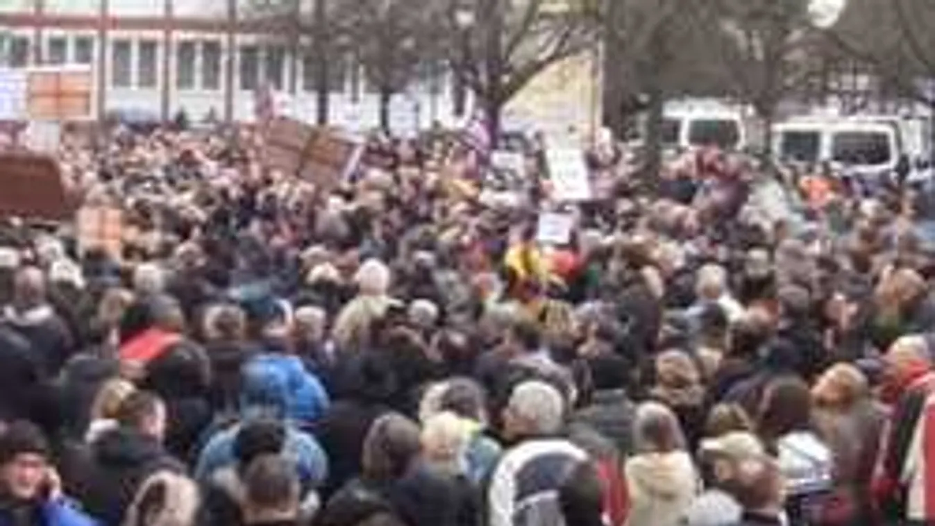 Utcára vonult a város a meggyilkolt lány miatt