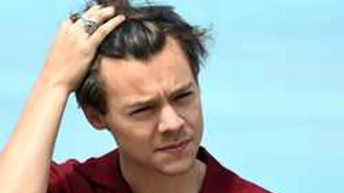 Nem bír leállni: újra topmodellel randizik a nőfaló sztárénekes