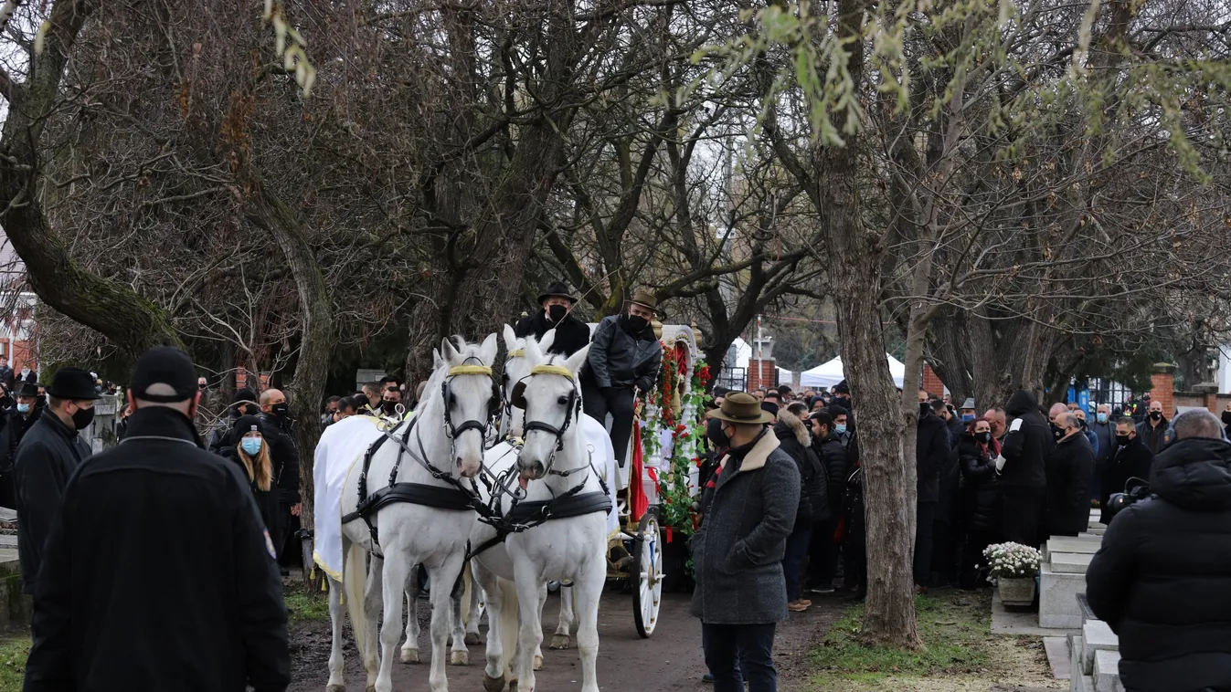 Fájdalommal telt némasággal halad a gyászoló tömeg Nagy Grófo temetésén