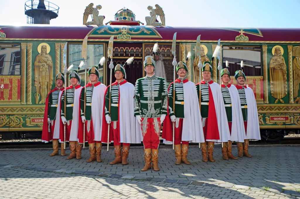 Az eredetileg 1938-ban elkészült, majd a II. világháborúban megsemmisült Aranyvonat újraépített Szent Jobb-ereklyeszállító kocsija a Vasúttörténeti Parkban 2020. augusztus 20-án, az államalapítás és az államalapító Szent István király ünnepén. Az ereklyeszállító kocsit a kormány megbízásából, a Magyar Nemzeti Múzeum irányításával a Dunakeszi Jármûjavítóban építették újra 5 év alatt, az eredetivel megegyezõen, de a mai vasúti közlekedésbiztonsági elõírásoknak megfelelõen. Az ereklyeszállító kocsiban a Szent Korona másolata látható, elõtte hagyományõrzõ koronaõrök állnak. MTI/Lakatos Péter