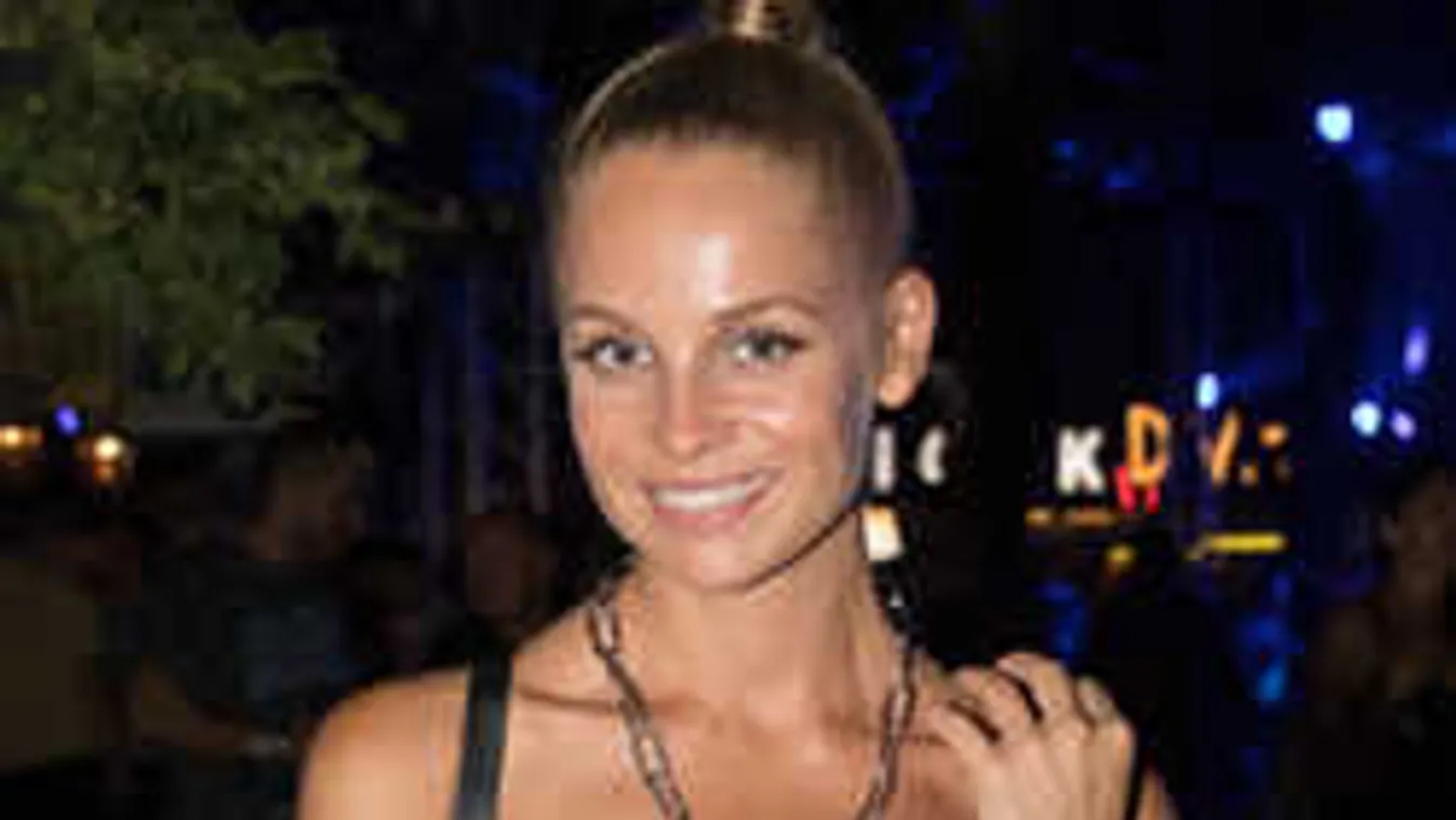 Nem szégyenlős: fehérneműre vetkőzött a magyar műsorvezető