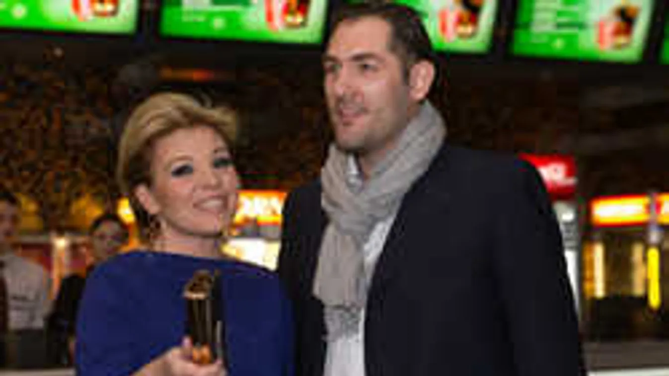 Liptai Claudia boldog, így kényezteti a kisfiát