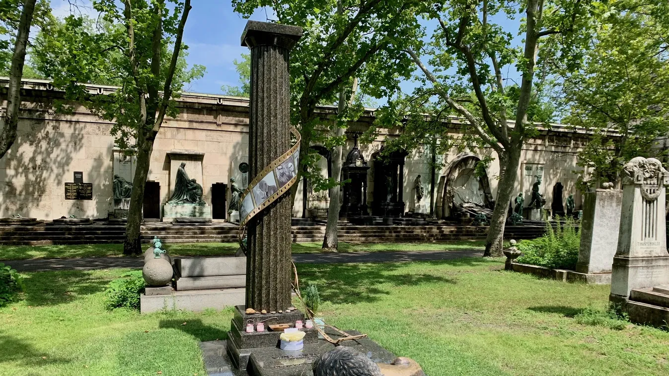 Vasárnap lett volna 77 éves Andy Vajna, rejtélyes üzenetet találtunk a sírján