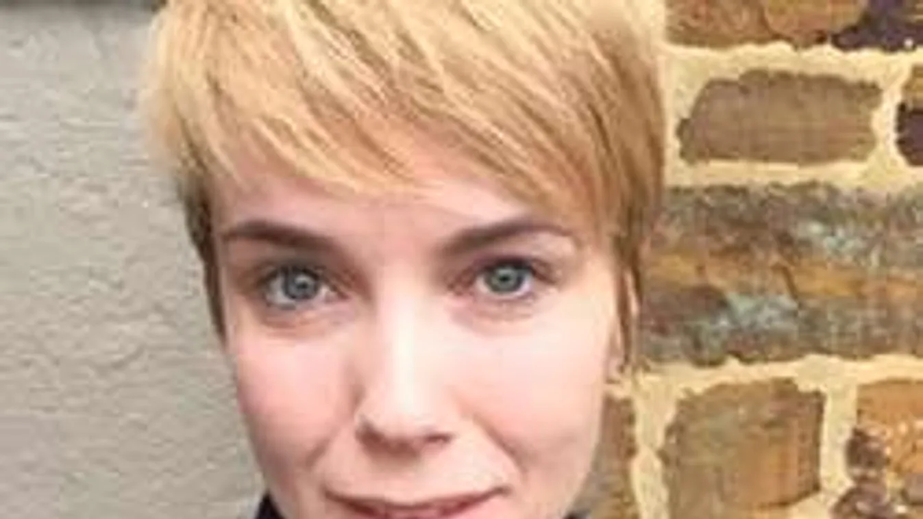 Ettől leesik az állad! Több száz sminkmentes fotó van a magyar műsorvezetőről