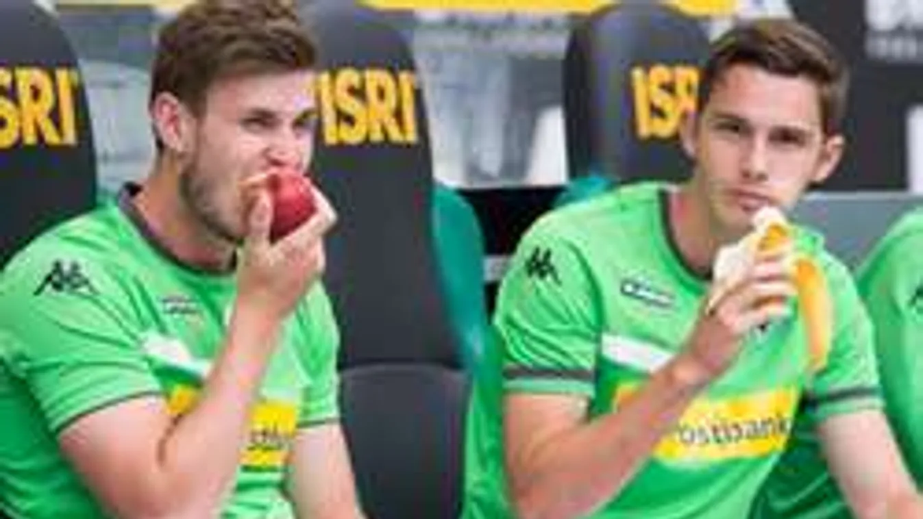 Megette a kapus, amivel megdobálták a szurkolók - videó