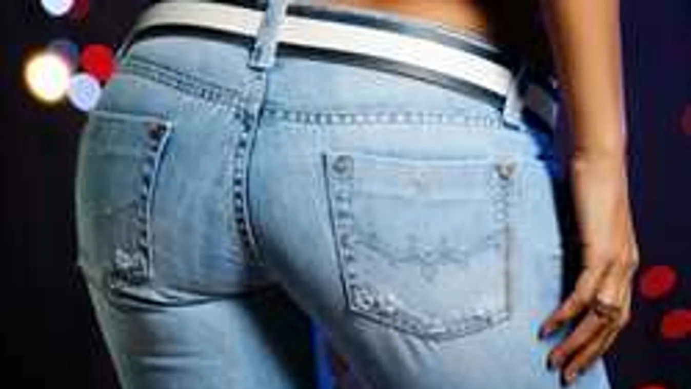 Nagyon merészen villant bombapopsit a legújabb farmerdivat