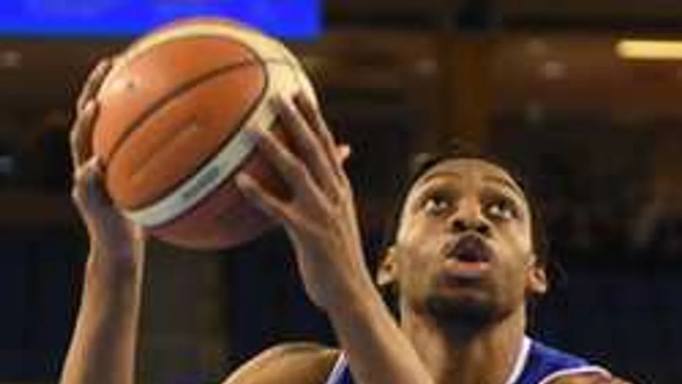 Óriási botrány, megdobták és leköpték az NB I-es csapat játékosát