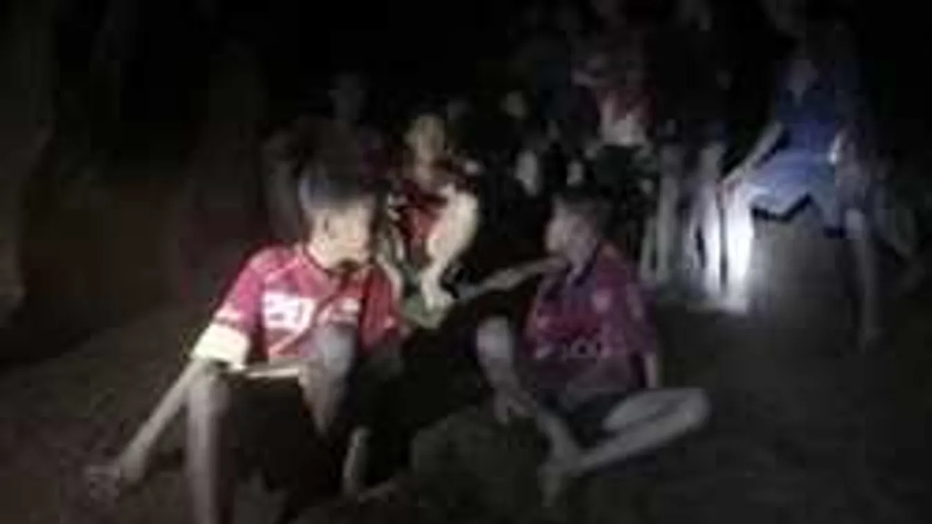 Így ünneplik a szülők az edzőt a thaiföldi barlangdráma után