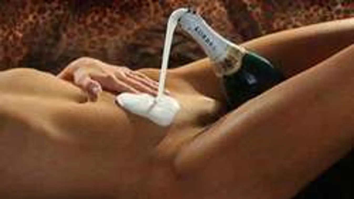 Meztelen vénuszdombján folyik a pezsgő az újévet váró szépségnek