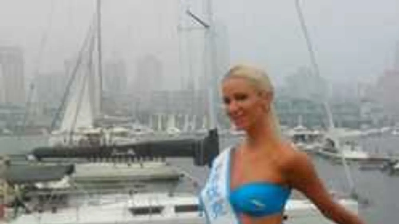 A falatnyi tanga sem látszódik a szőke szépség meztelen testén