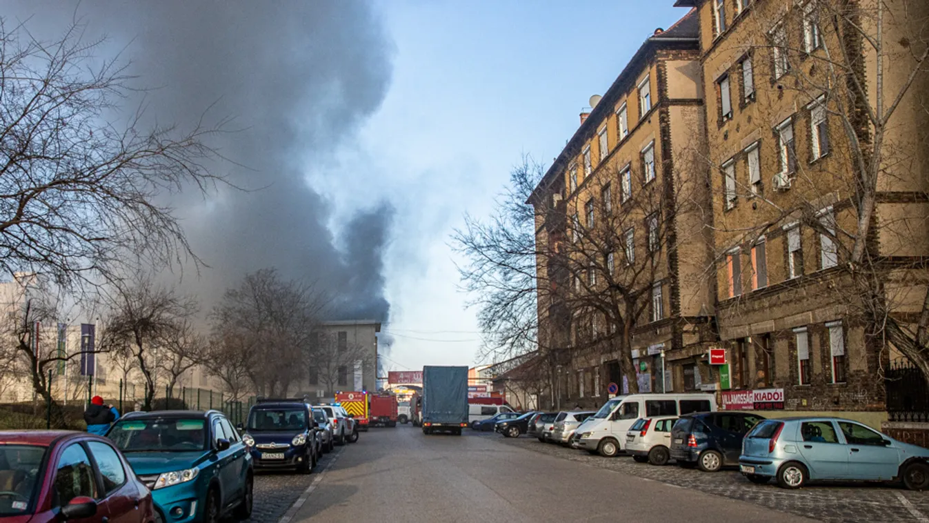 Lezárták a területet: mindent elöntött a füst, ezekben a percekben is küzdenek a tűzoltók - Videó
