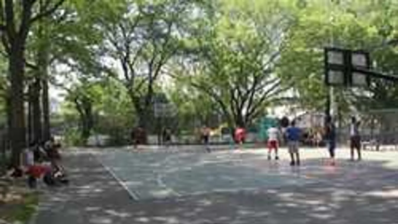 Gyerekektől hemzsegő játszótéren kezdett el lövöldözni egy férfi! -videó