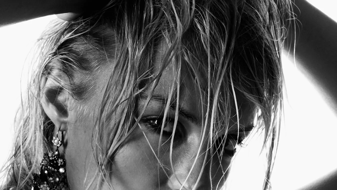 Ragyogó mellekkel pózol a dús keblű szépség: idomait kiemelik a csillogó kövek