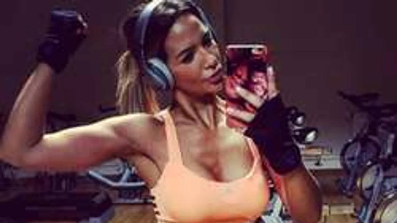 Pucéran ünnepel az álommellű focistafeleség