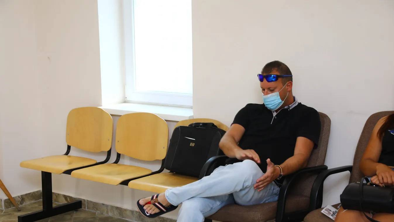 Kezdődik a gigászok csatája: Így érkezett meg a bíróságra Alekosz és Baukó Éva