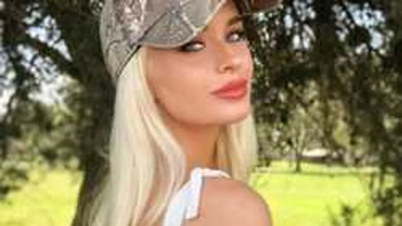 Felrobbant a net a fiatal szőke bombázó pucér szelfijétől!