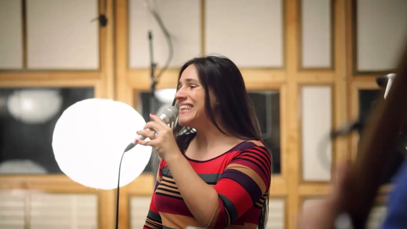 Ez nem semmi: meztelenül fürdött meg a hóban a magyar énekesnő