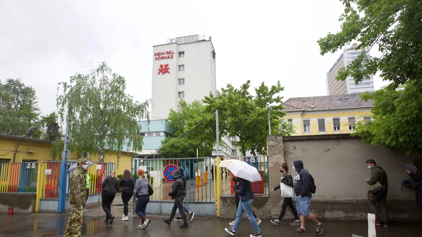 Sorban állnak a tinédzserek az oltásért a Heim Pál Gyermekkórház előtt – Fotók
