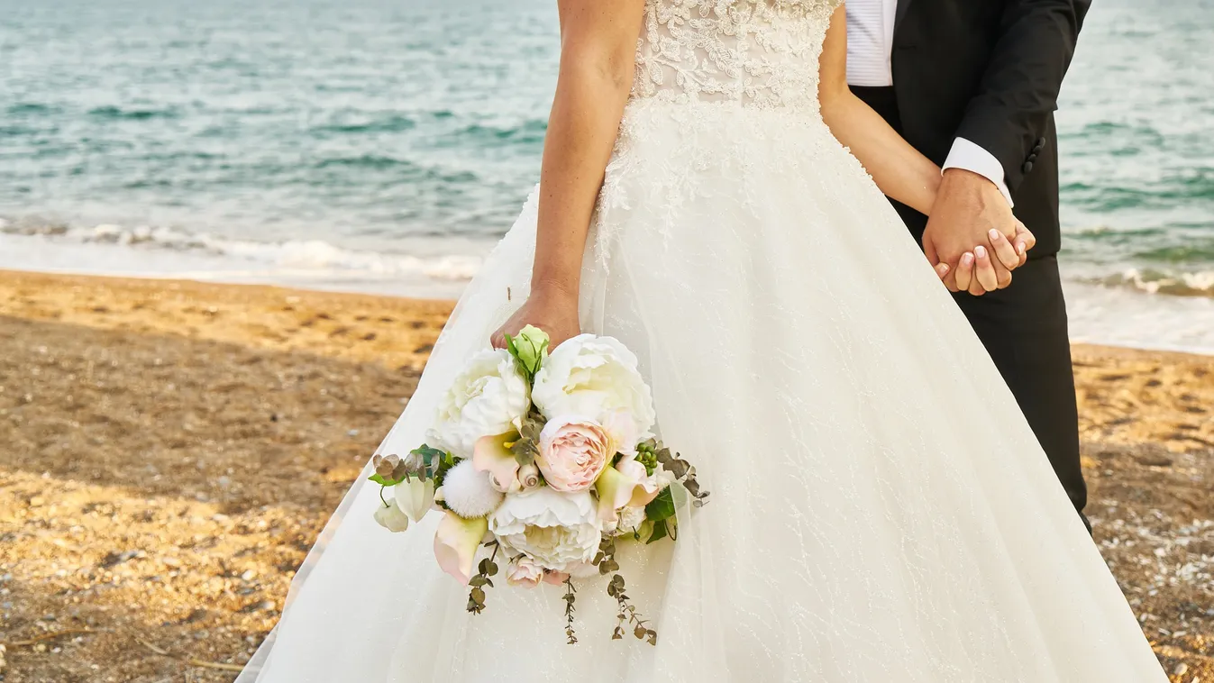 „Csak 3 napig voltunk házasok„ – sírva borult férje koporsójára a fiatal özvegy