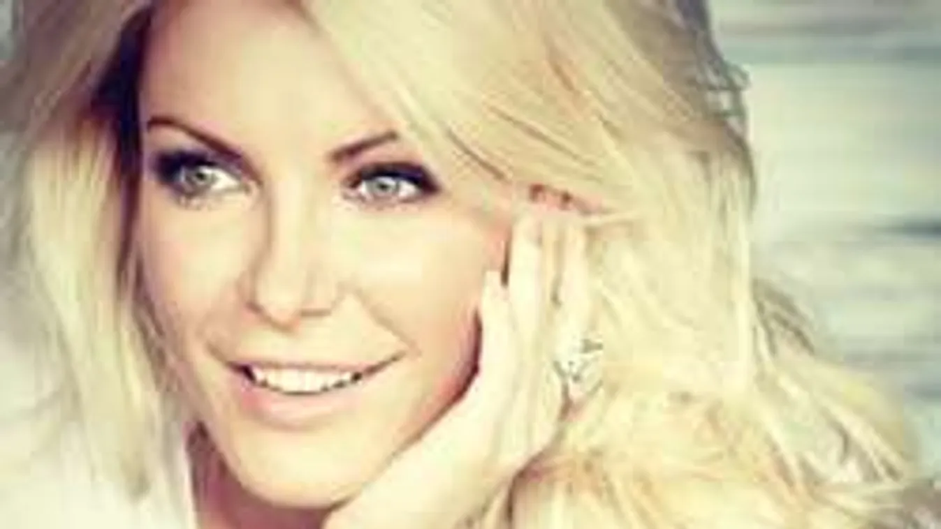 Smink nélkül pakolta ki bájait a Playboy-villa úrnője