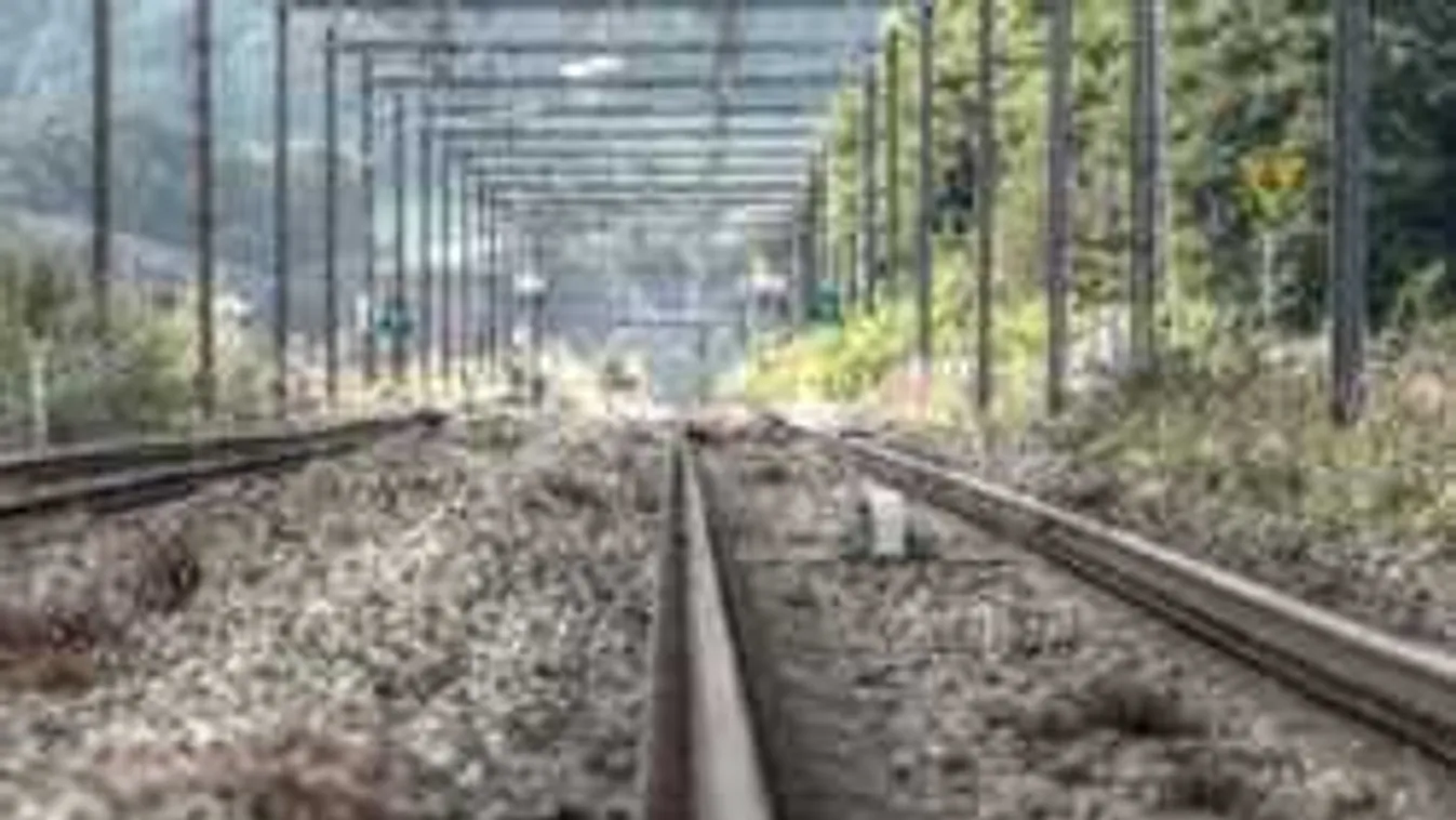 Iszonyat, együtt állt a száguldó vonat elé két nő