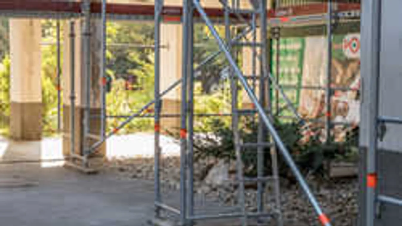 Se őr, se kerítés: Életveszélyes építkezés egy budapesti panelháznál