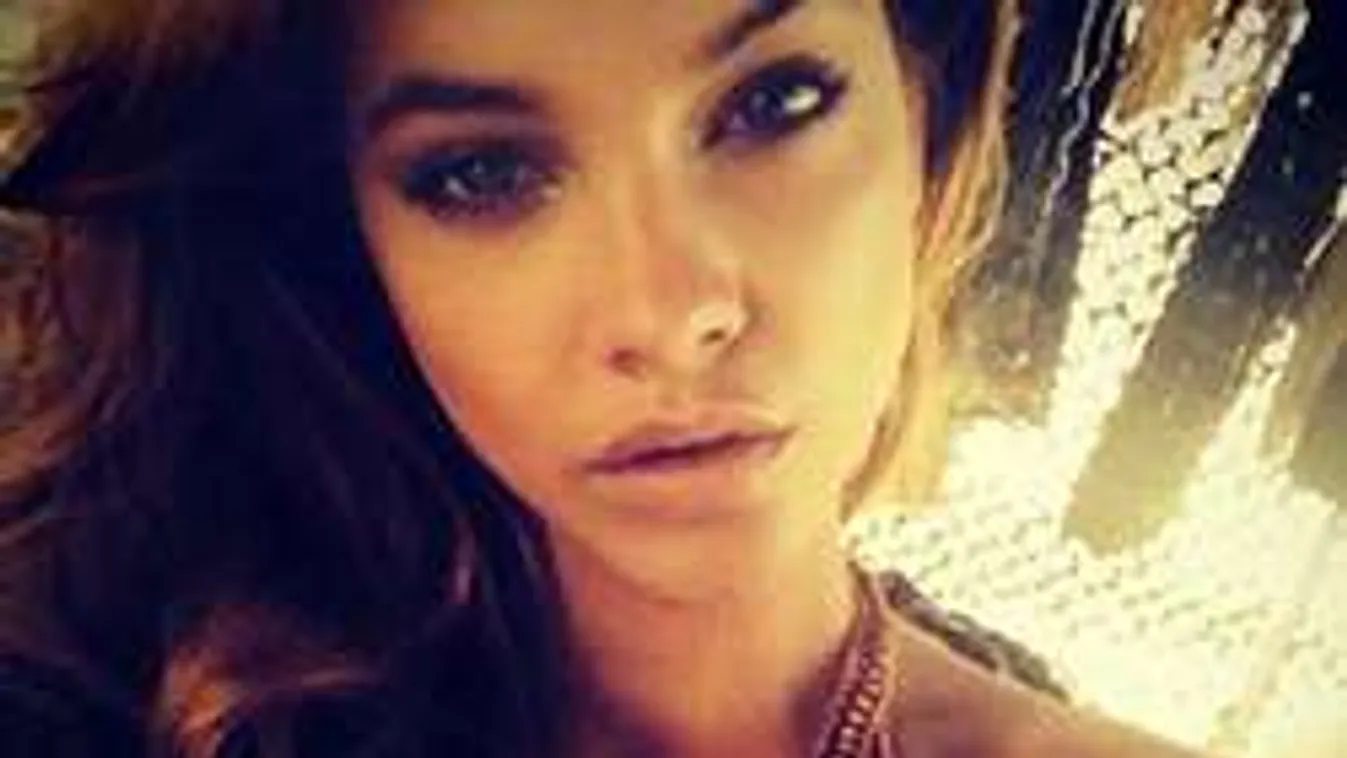 Levetkőzött! Meztelenül terpeszt Palvin Barbi!