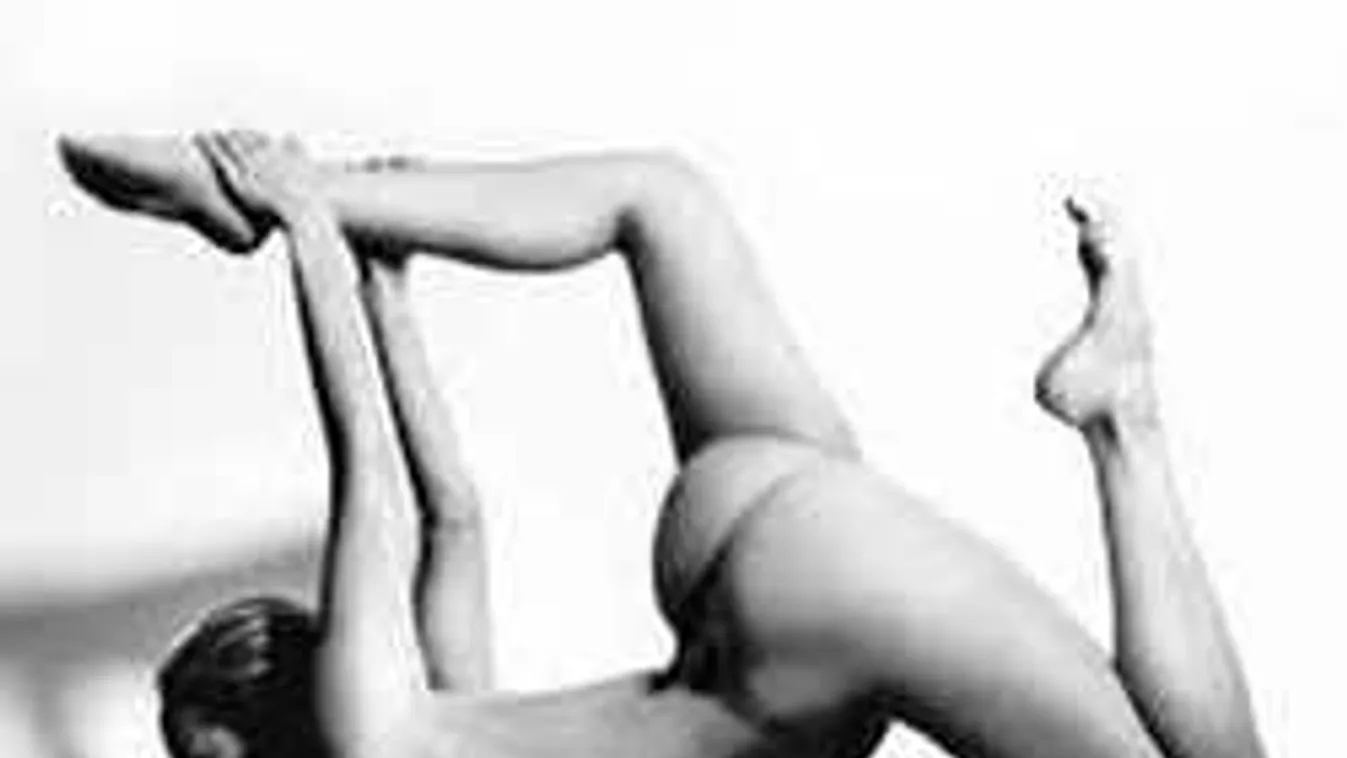 Anyaszült meztelenül tornázott a verandán a lány