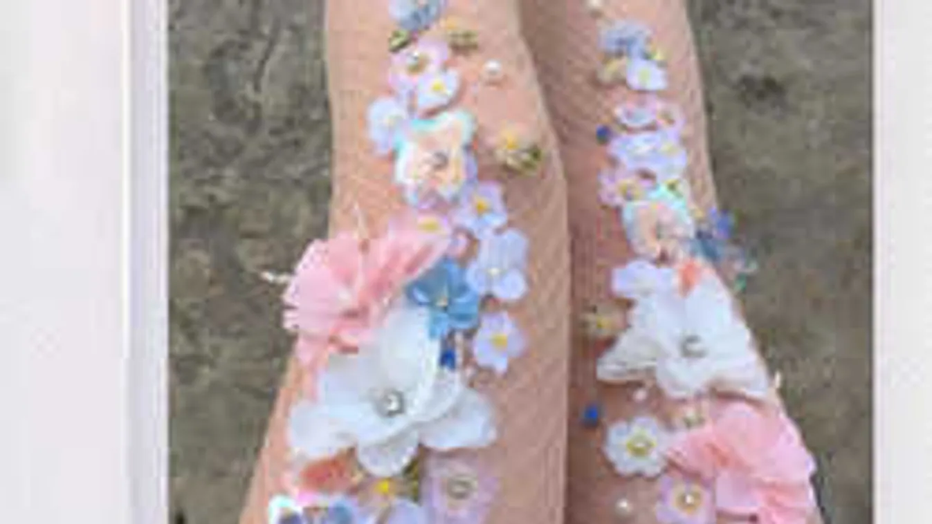 Elképesztően bizarr harisnyával villantanak idén ősszel a nők