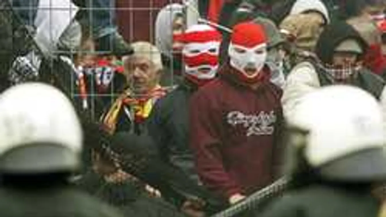 Káosz a reptéren, fociszurkolók a hunyók