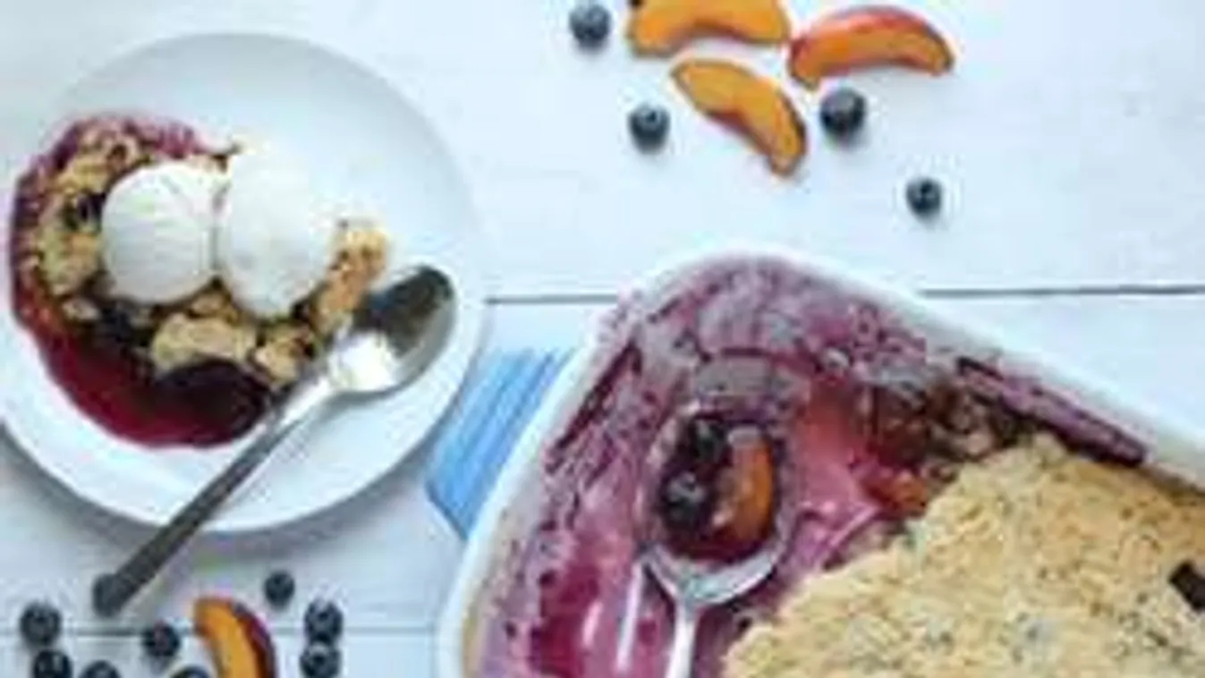 Áfonyás-barackos morzsasüti lett a nyár kedvenc receptje!